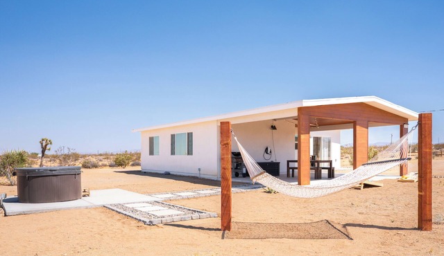 Private 5-Acre Joshua Tree Desert Escape - Hot Tub, Fire Pit & Mountain Views