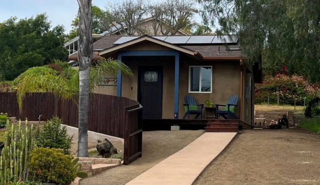 Private detached 1 bedroom bungalow in lovely Vista with AC