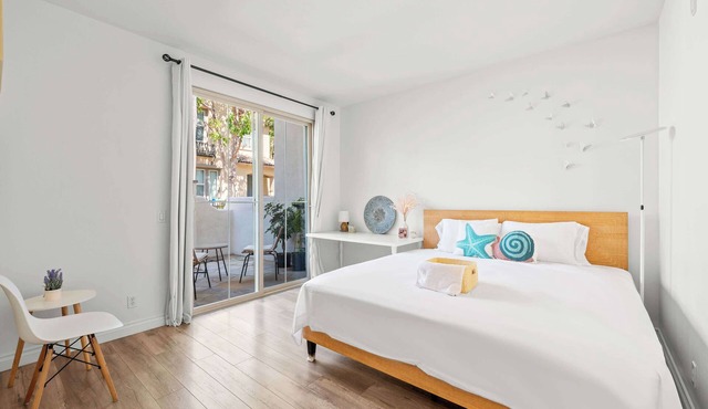 Private Entry Cozy Suite w Patio Bath Kitchenette