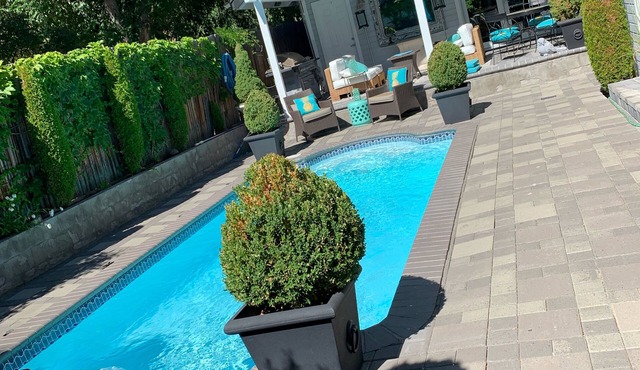 Private Luxury Oasis Cottage, Heated Salt Water Pool and Spa