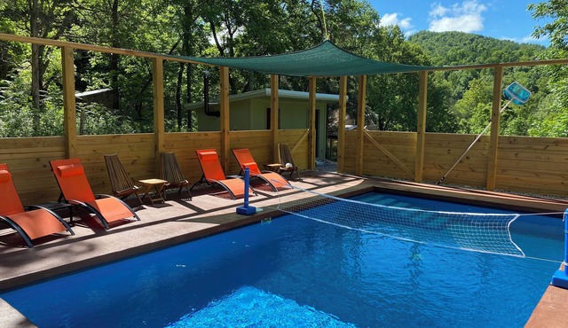 Private Pool Opens April 1 - All Year Hot Tub in Lovingston