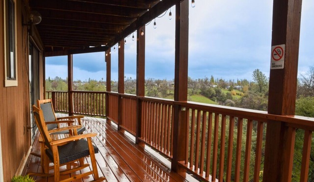 Private Room and Entrance, amazing views, deck space.