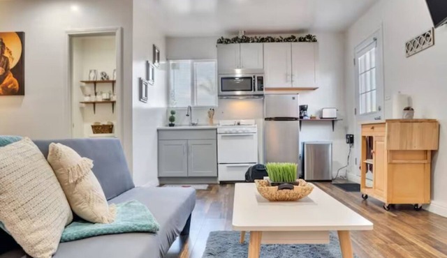 Private Trendy Studio near LA & OC sleeps 4 guest