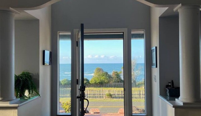 Private vacation home with huge ocean views, hot tub, games-walk to restaurants in Gualala