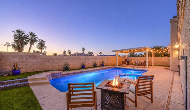 ψ Desert Nights, a heated pool+spa retreat