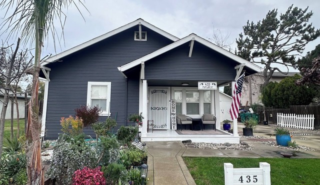 Quaint 2-bedroom cottage in charming Lodi