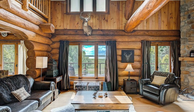 Quiet Escape in a Log cabin Overlooking the Bay. Hottub, Nature and Tranquility. in Saint-André-d'Argenteuil