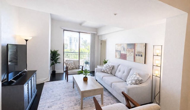 Quiet PentHouse 3BR/2BA 30+ Night Wilshire Corridor Near UCLA, Westwood