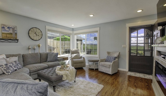 Quiet relaxing home - Air conditioned comfort, Tesla Level 2 charging on site