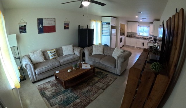 Relax in a serene 2-bd home with a cowboy pool, in the countryside of Uvalde. in Uvalde