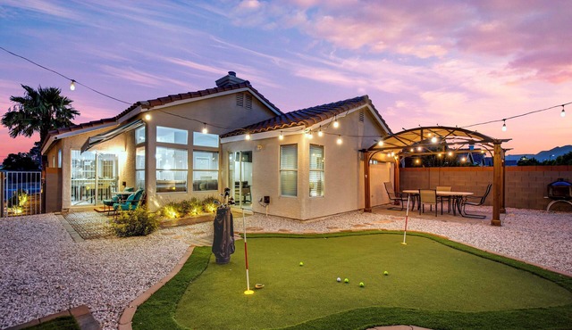 Relax & Play King/Queen Bed + Putting Green Patio