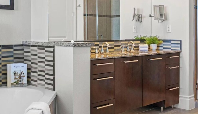 Relaxing 3-bedroom resort with AC in Las Vegas, Room Safe Washer/Dryer