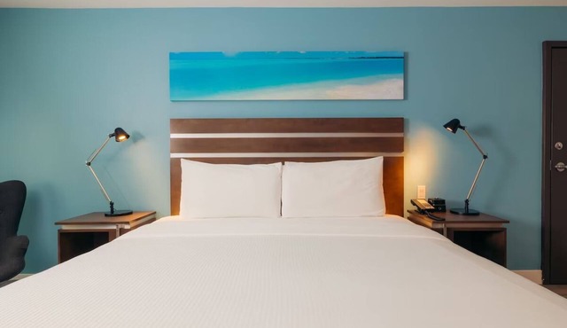 Relaxing Couple Retreat Close to The Queen Mary | Hotel w/Heated Pool in Long Beach