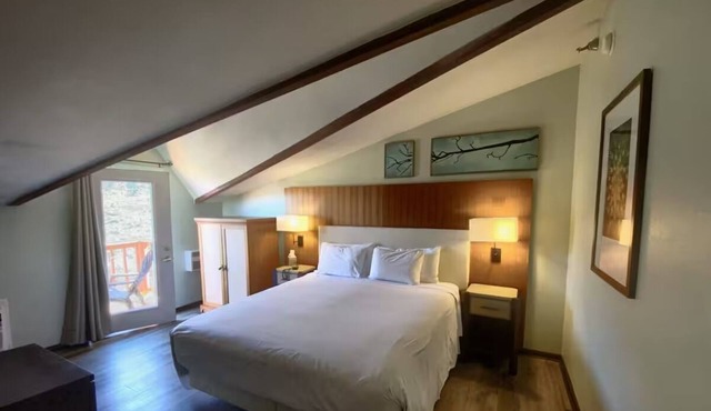 Relaxing King Room Hideaway with Free Parking & Seasonal Experiences