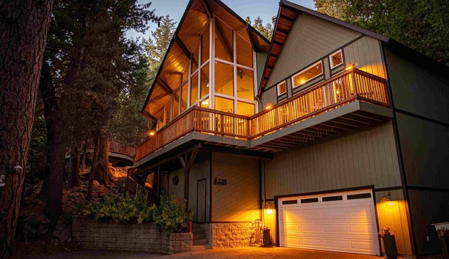 Relaxing Mountain Retreat with lots of decks and EV charging
