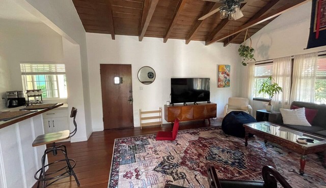 Relaxing Retreat -3BR/2BA Walk to Restaurants, Cafés & Central to LA Attractions