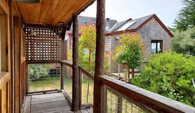 Romantic Garden Cottage with private outdoor hot tub