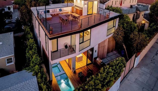 Sanborn Villa: Modern Venice Retreat with Rooftop Lounge and Pool