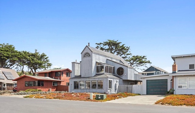 Sand Castle in Dillon Beach - 6 bdrms & 3 1/2 baths and 2 living areas Sleeps 12 in Dillon Beach