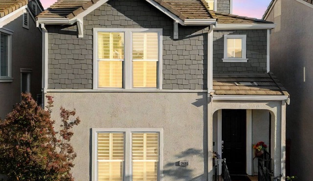 Savorn's Boutique Brownstone – 11-Bed Group Getaway Near River & Lake
