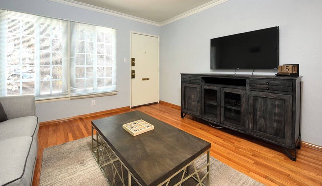 Sawtelle 6- 1 bedroom apartment in lively Los Angeles neighborhood