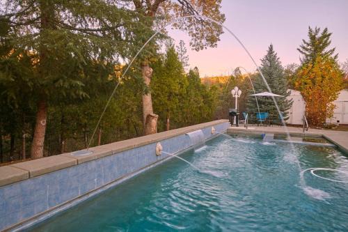 Scenic Mountain Views w Heated Pool, Game Room, and Hottubs