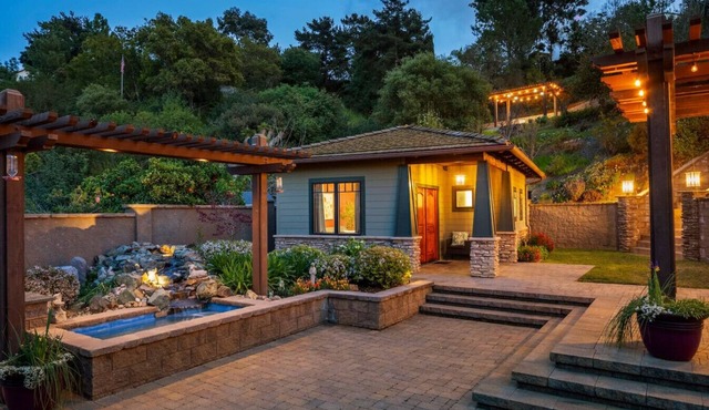 Secluded Garden Cottage Walk to Shops + 55” TV