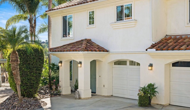 Secluded property 2-bedroom house in charming Vista with AC, WiFi and gated.