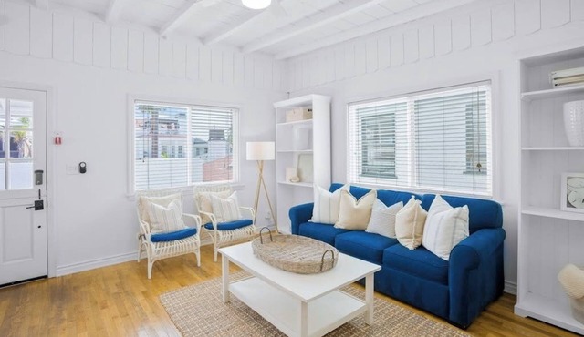 Second-story beach cottage with a furnished deck, AC, W/D, & garage parking