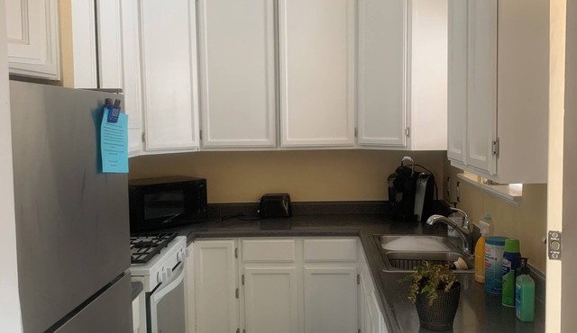 Serene 2-bedroom house with AC and jacuzzi in Signal Hill