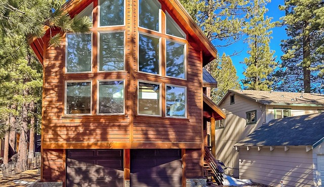 Serene Creekside Chalet: Hot Tub, Games, BBQ