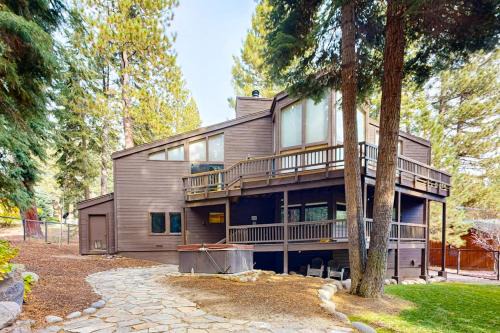 Serene home with fireplace wood stove kitchen W&D hot tub & gas grill