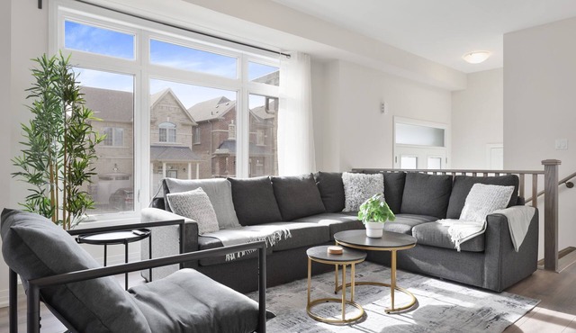 Serene Stays - Pickering (5 Beds, 2.5 Baths, 4 Parking) in Pickering
