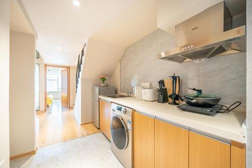 Shanghai Hills & Freshly Home Loft Retreat with 17&2 Line Access near NECC