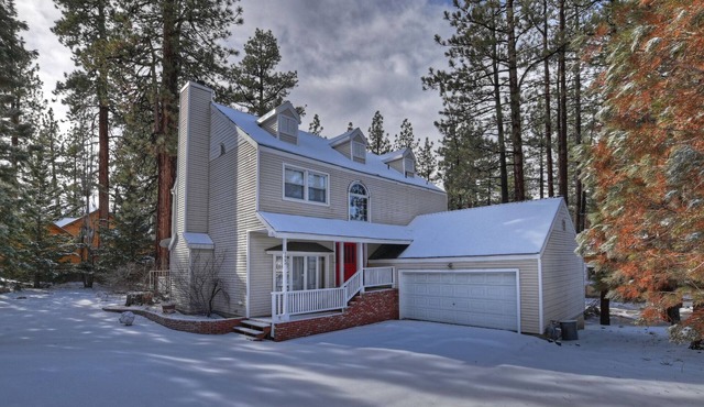 Shooting Star Retreat by Destination Big Bear: Close to Ski Resorts! Wood Burning Fireplace! Jetted Bathtub!
