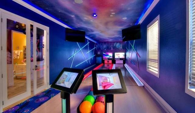 SIDE BY SIDE America & Music Bowling Villas, 28 en suites, 1 GB wifi, sleep 80