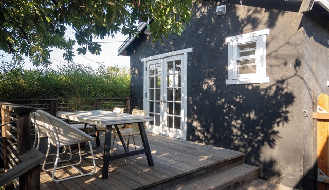 Silverlake's Bali Bungalow - ideal location, private balcony, A/C, free laundry!