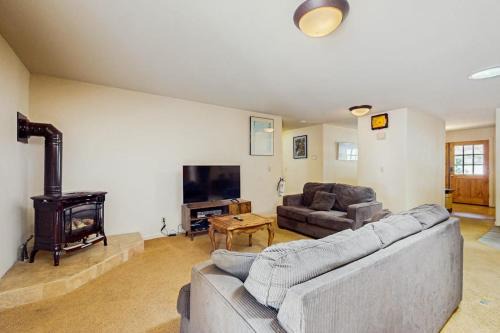 Single-level home with fireplace deck grill & washer&dryer sleeps 10