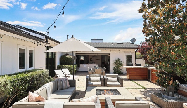 Single level private home with spa, great outdoor space and close to CdM beaches
