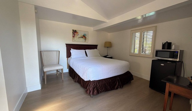 Single Queen Cottage