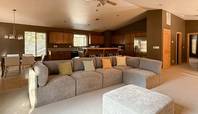 Ski-ready Tahoe cabin with mountain views, close to downtown, jetted tub, wifi