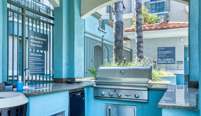 Sleek Glendale 2BR w/Gym, Pool & Jacuzzi, walk to Bars, by Blueground