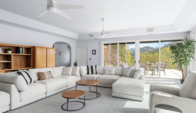 Sleeps 12! Charming 3BR house with Game Room, Large Garage & Stunning Lakeviews