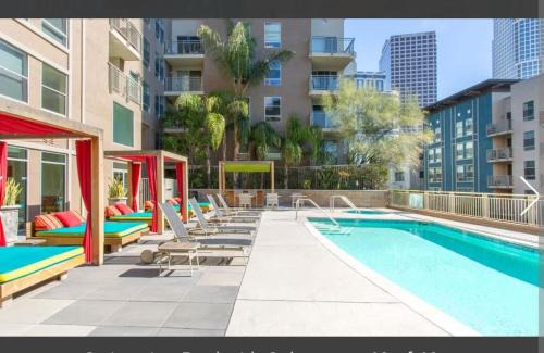 Snazzy 2BR Near Petco Park & Convention Center