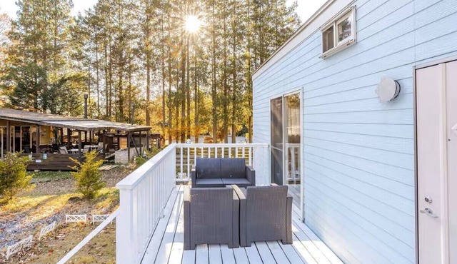 `Sola' A trailer house hotel where you can stay with your pet and your family.