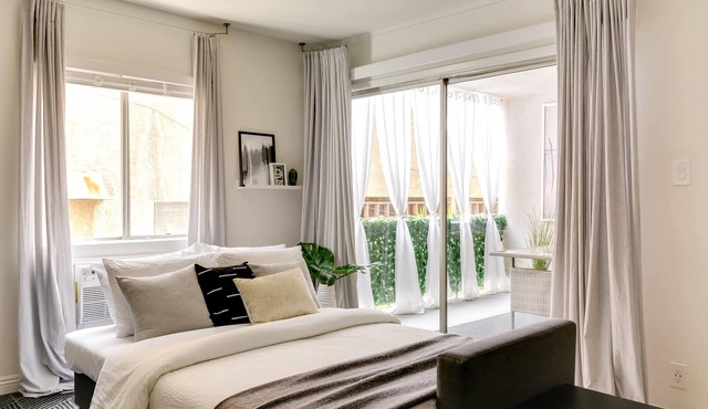 Sophisticated Long Beach Suite with Patio Dining and Parking