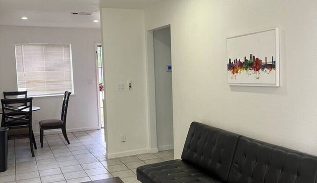 Spacious 1BR Apt, gated parking-near downtown