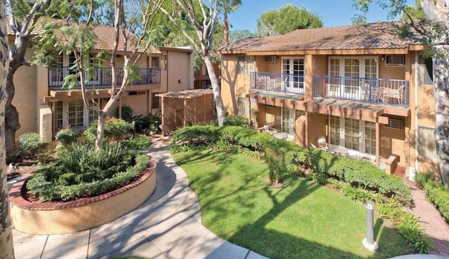 Spacious, 2-bedroom condo with full kitchen, AC, Wifi, gym, pools and hot tub.
