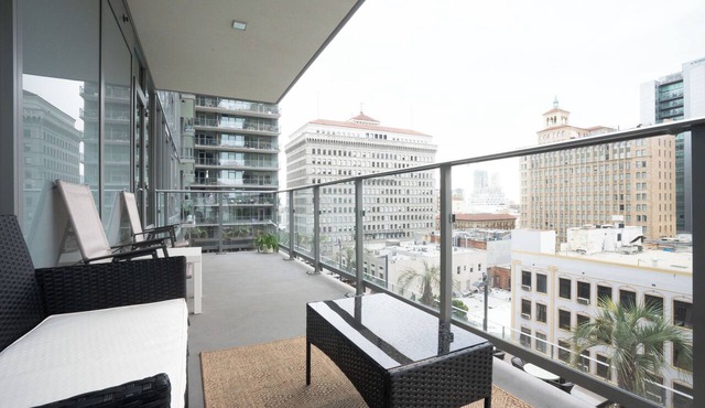 Spacious 2BR San Diego Urban Oasis w/AC & Designer Style