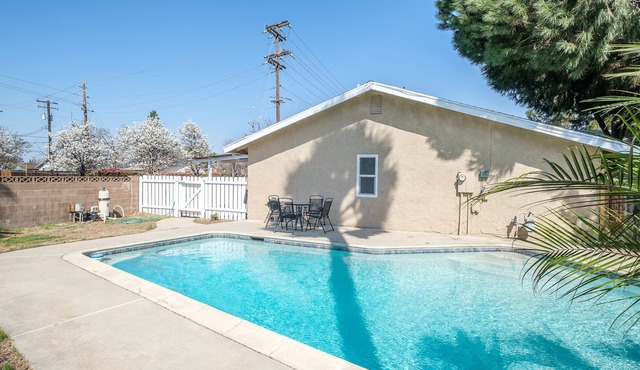 Spacious 3Bed/2Bth w Pool for Fun in Clovis